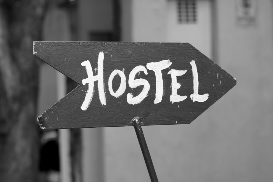 imagem-de-placa-indicando-hostel