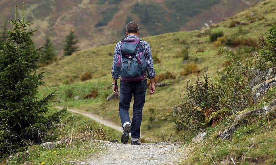 imagem-de-homem-com-mochila-caminhando