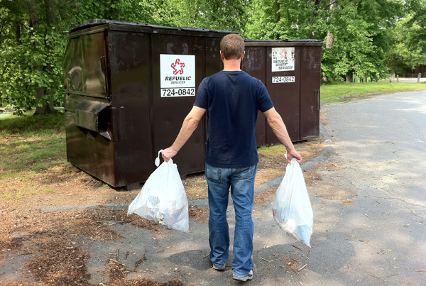 imagem-de-turista-jogando-lixo-em-contêiner-de-lixo