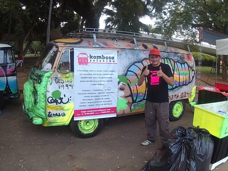 Bispo- Ex morador de rua e hoje realizado com um projeto de coleta de recicláveis.
