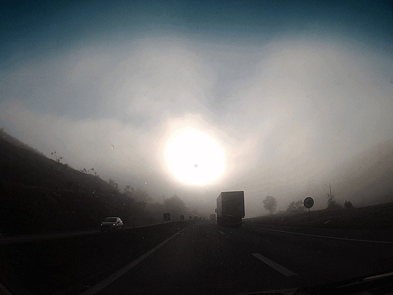 imagem-de-sol-em-meio-a-neblina