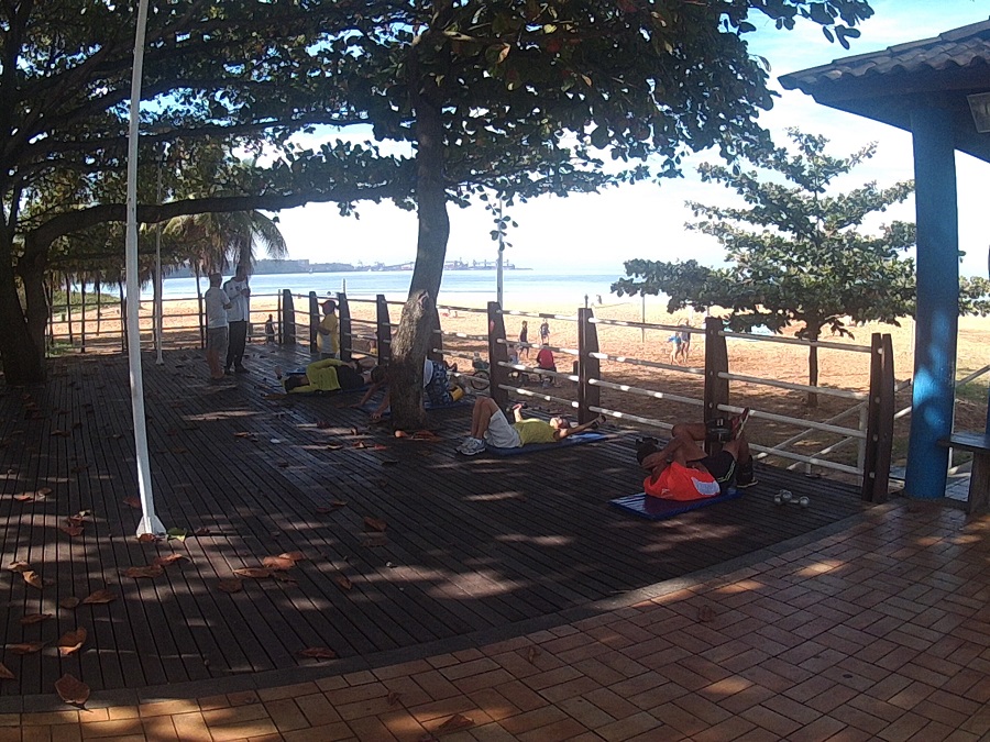 imagem-de-pessoas-fazendo-exercicios-na-beira-da-praia