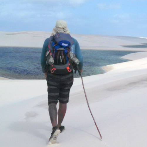 imagem-de-turista-andando-nas-dunas
