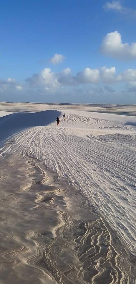 imagem-de-turistas-nas-dunas