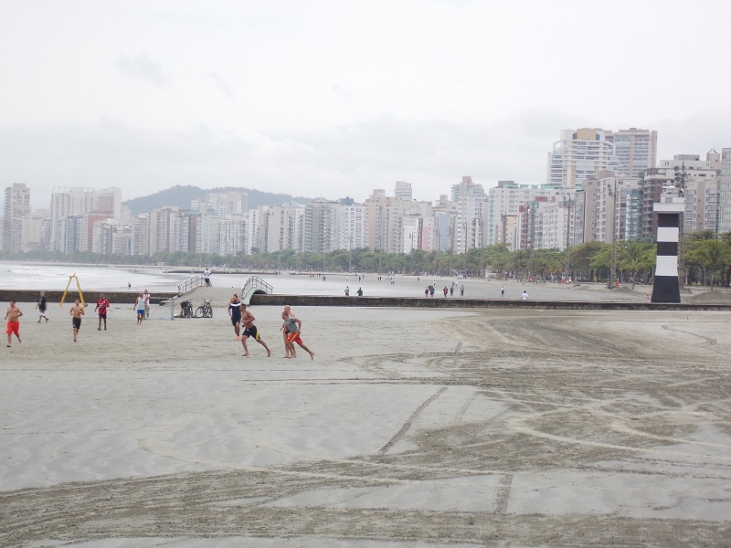 imagem-de-pessoas-jogando-futebol-na-praia