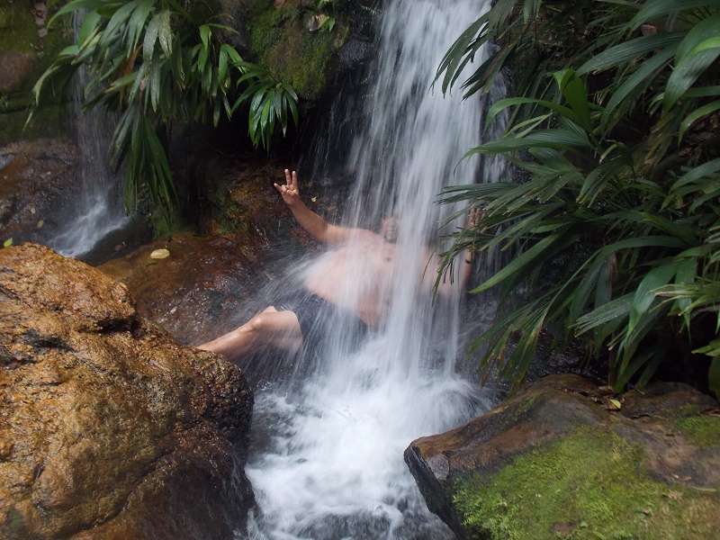 imagem-de-turista-na-cachoeira