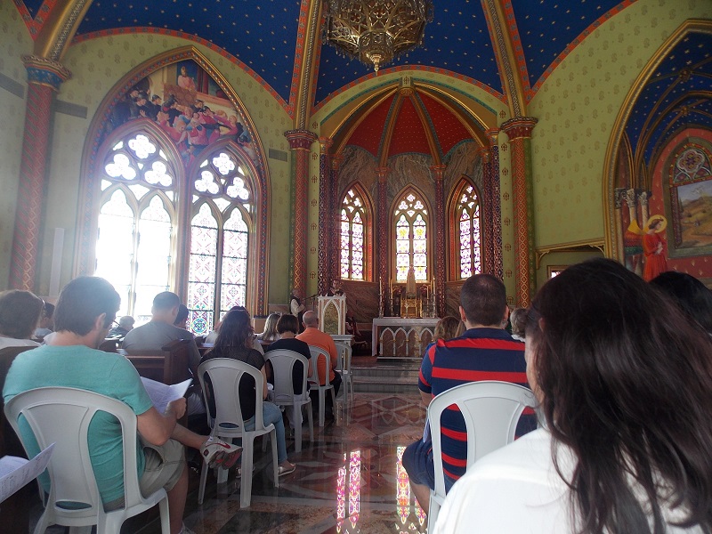 foto-apresenta-interior-da-capela-principal-do-castelo-dos-arautos-ubatuba