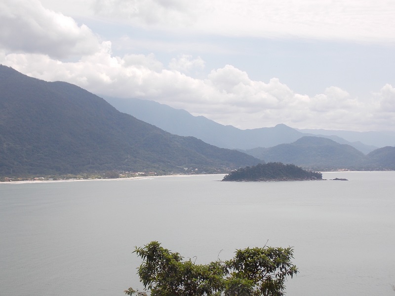 foto-mostra-grande-mar-aberto-e-uma-ilha-ao-meio-do-oceano-em-ubatuba-sp