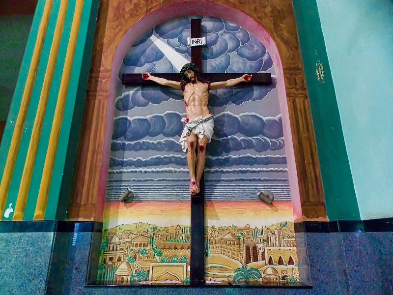 O Cristo crucificado é um dos destaques da igreja