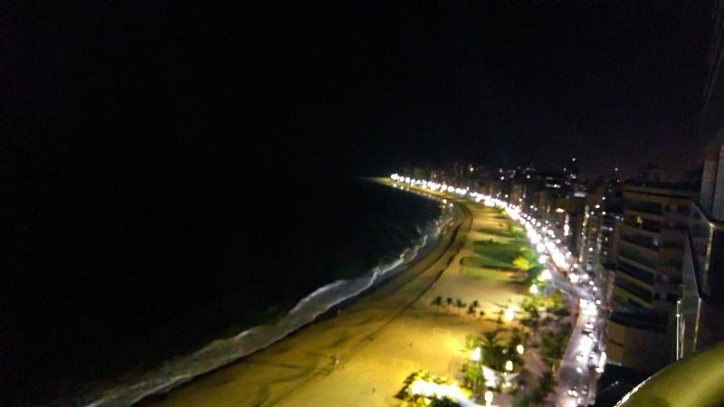 vista-da-orla-da-praia-da-costa-atraves-da-varanda-do-hotel-a-noite