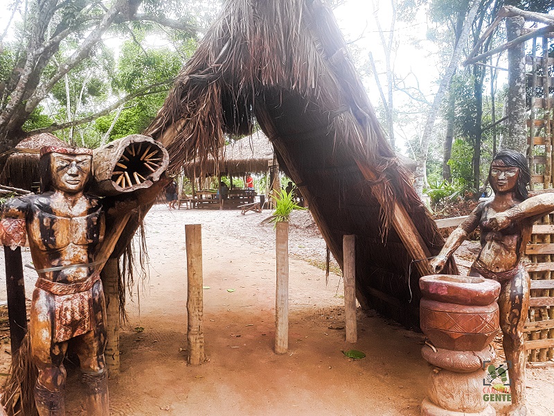 entrada-da-aldeia-com-indios-de-madeira-esculpidpo