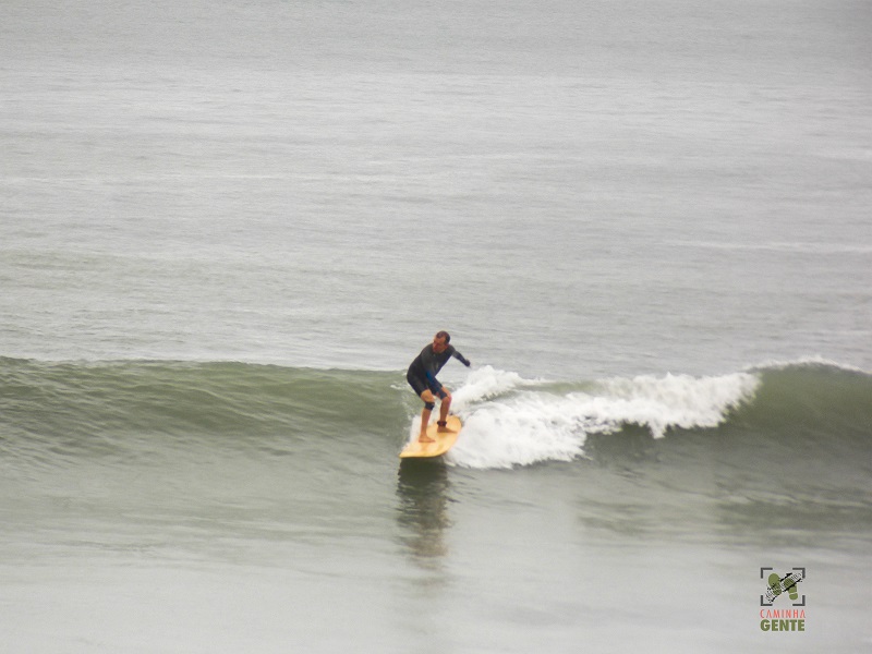 surfista-pegando-onda-praia-de-maresias