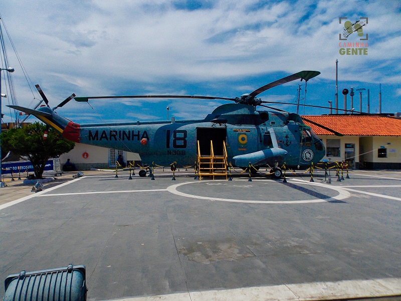 helicóptero-exposto-para-visitaçao-estacionado-no-pátio