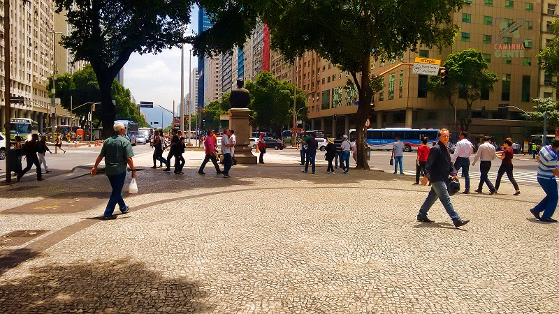 pessoas-andando-no-centro-da-cidade-do-rio-de-janeiro