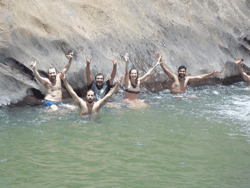 foto-com-pessoas-se-banhando-em-lagoa