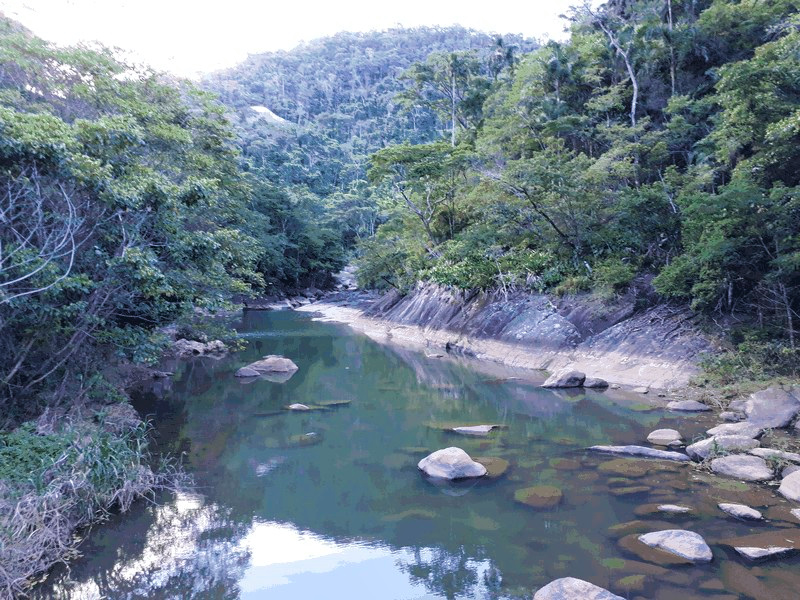 foto-de-rio-com-água-hiper-transparente-sob-a-ponte