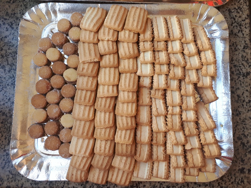 foto-de-diversos-biscoitinhos-em-uma-bandeja