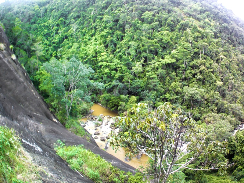 foto-de-precipício-e-rio-em-baixo