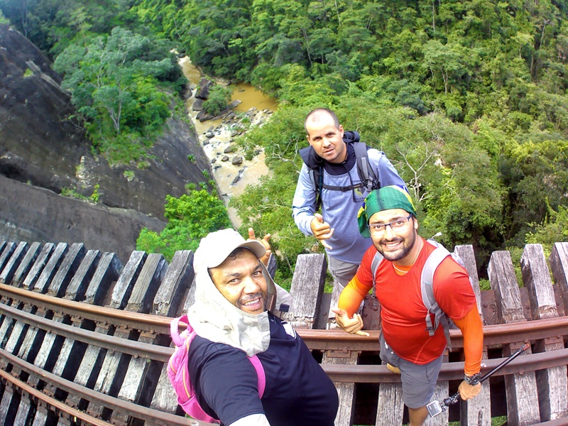 foto-de-pessoas-em-cima-de-um-alto-pontilhão-e-rio-em-baixo