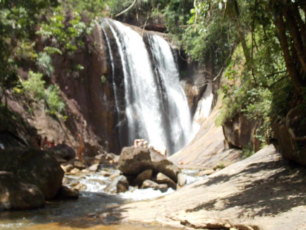 foto-demonstrando-a-beleza-da-cachoeira-moxafongo