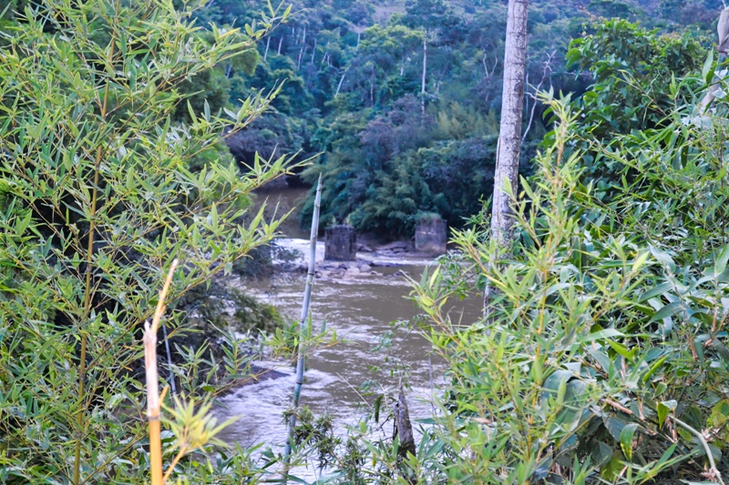 foto-de-rio-passando-ao-lado-da-rodovia-férrea