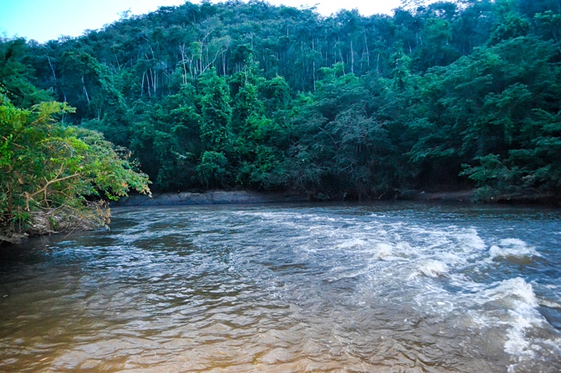 foto-de-rio-passando-em-baixo-de-pontilhão