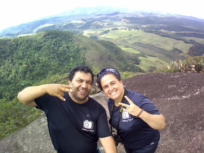 foto-de-ghaidy-e-marcio-no-topo-do-parque-do-forno-grande-em-castelo-es