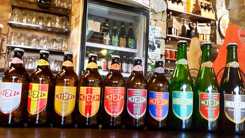 foto-mostra-garrafas-de-cervejas-expostas-no-balcão-com-diversos-tipos-de-cerveja