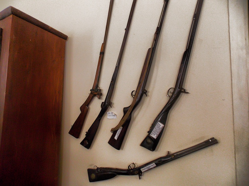 foto-mostra-diversas-armas-que-eram-usadas-para-se-defender-e-caçar-animais