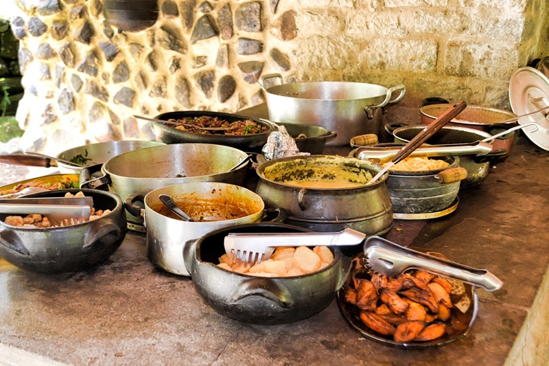 foto-apresenta-diversas-comidas-tipicas-caipiras-como-quiabo-com-frango-macarrão-caseiro-entre-outros