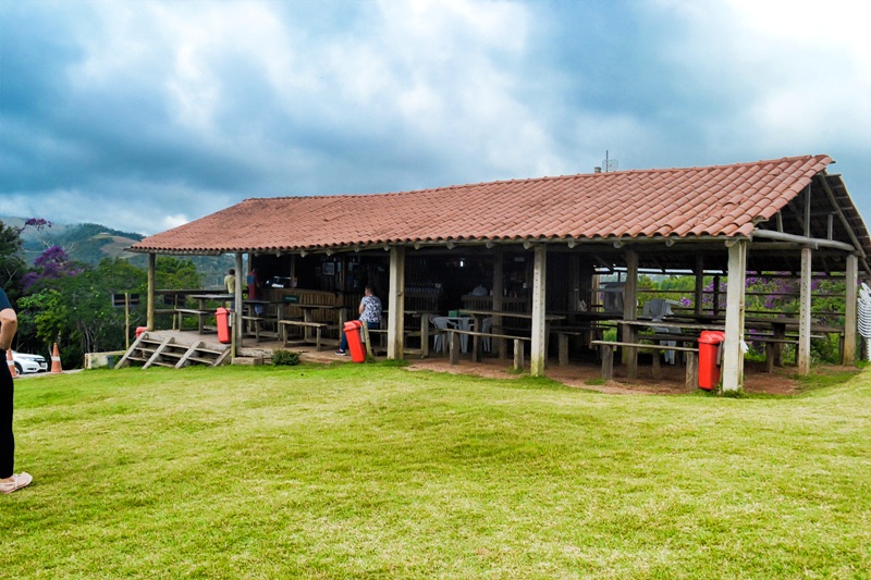 foto-de-restaurante-rustico-em-topo-de-auto-morro