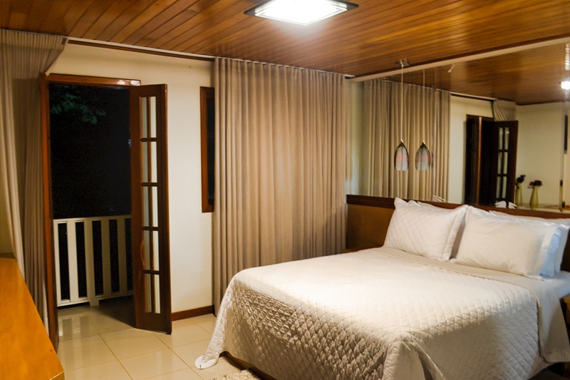 foto-mostra-suite-de-luxo-com-cama-king-cortinas-emuito-luxo-e-requinte