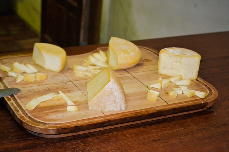 foto-demonstra-diversos-tipos-de-queijos-artesanais-para-que-o-visitante-deguste