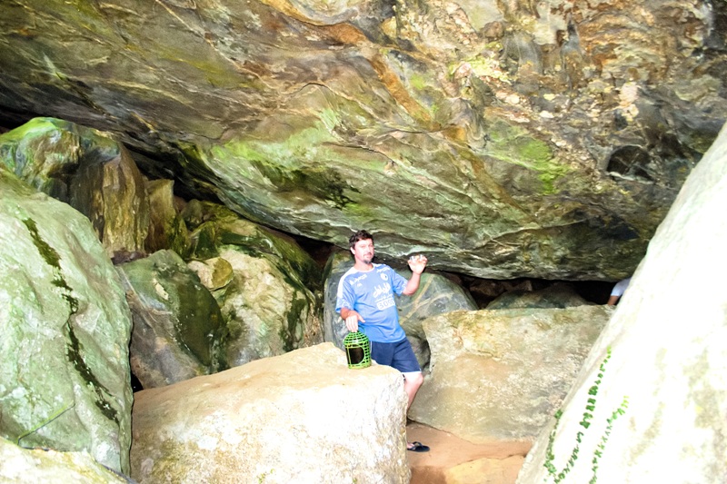 foto-mostra-homem-dentro-de-grande-gruta-de-pedra
