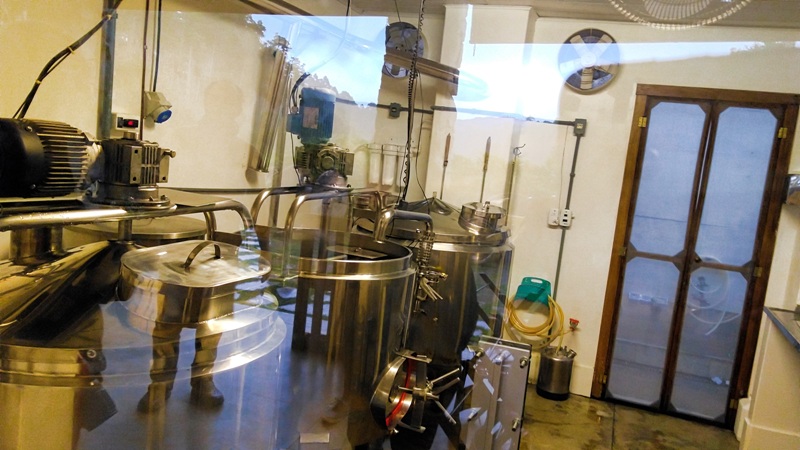 foto-mostra-maquinário-onde-é-feita-a-fabricação-da-cerveja-altezza