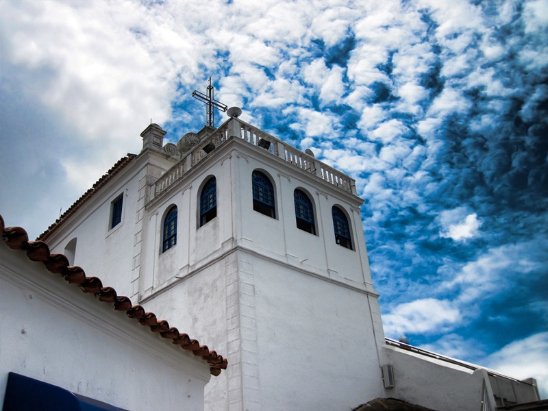 foto-mostra-torre-do-convento-da-penha-e-ao-fundo-um-grande-céu-azul