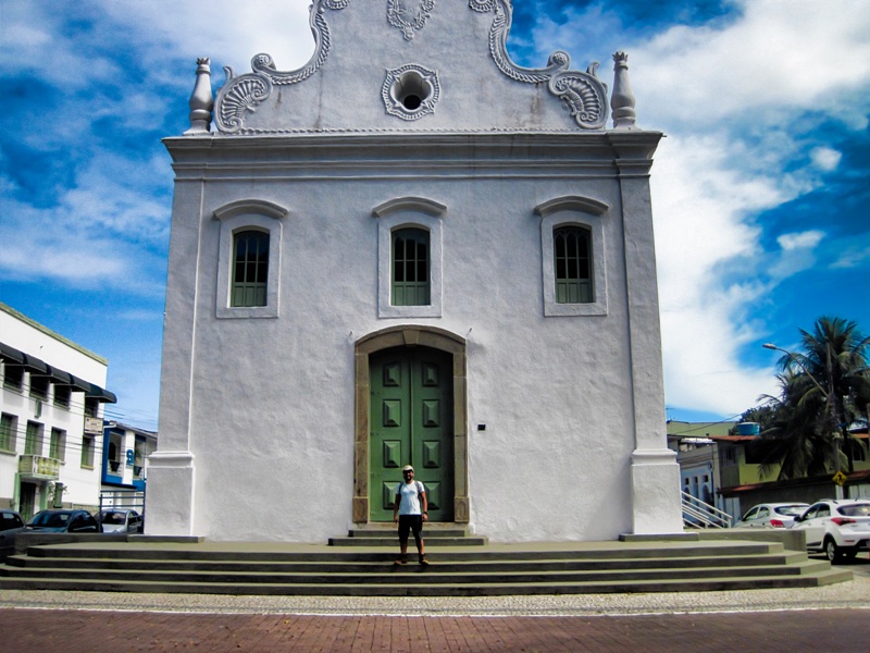 foto-mostra-pessoa-em-pé-em-frente-a-igreja-do-rosário-em-vila-velha.espirito-santo