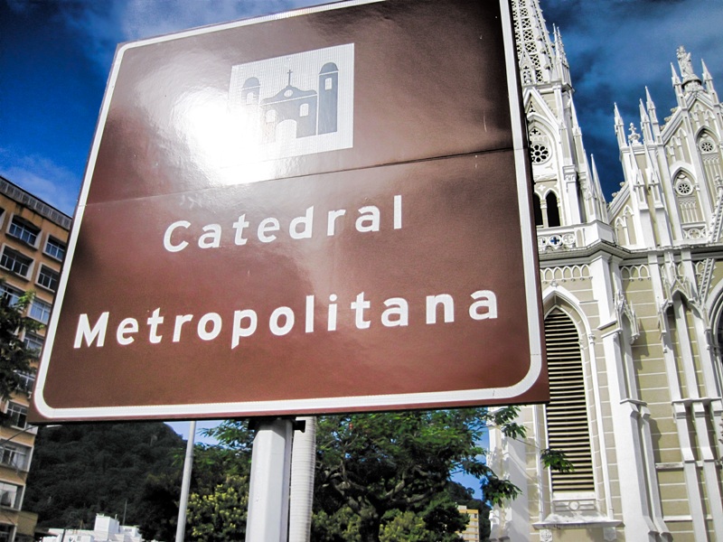 foto-mostra-placa-com-indicação-turistica-da-catedral-metropolitana
