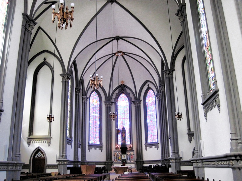 foto-mostra-interior-da-catedral-com-seus-vitrais-coloridos