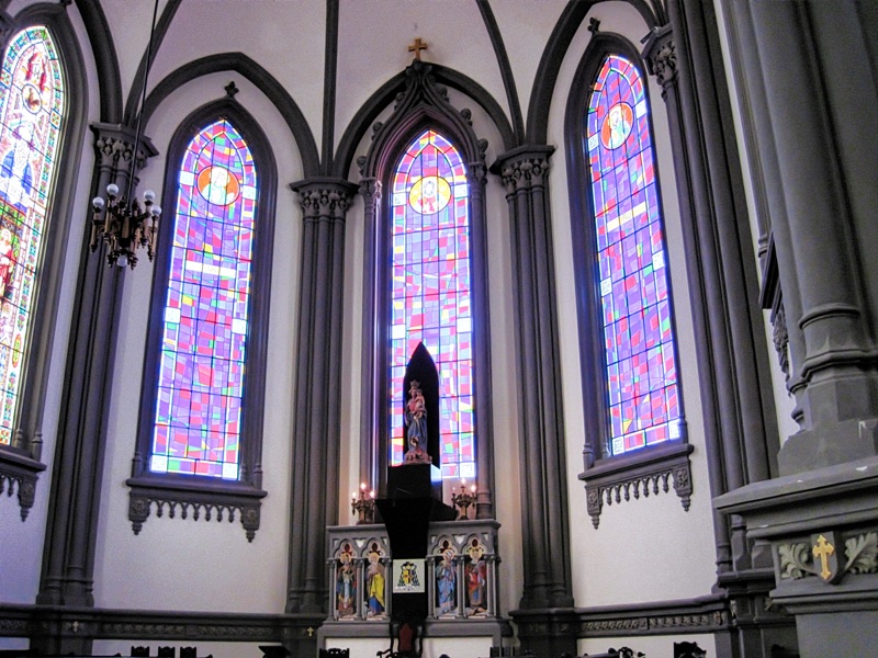 foto-mostra-interior-da-catedral-metropolitana-de-vitoria-com-o-sol-batendo-em-seus-vitrais-e-os-deixando-ainda-mais-coloridos