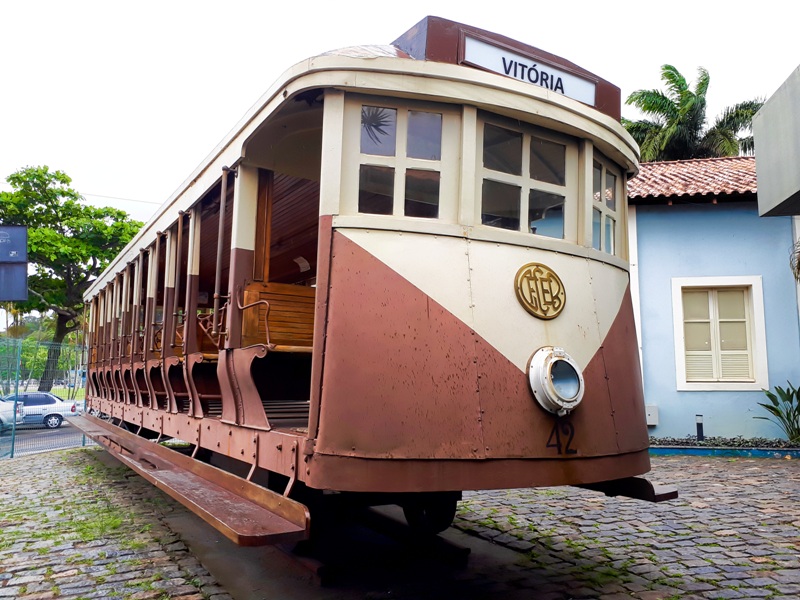 foto-mostra-um-bonde-da-decada-de-vinte-que-se-encontra-exposto-na-casa-da-memoria-roteiro-de-fim-de-semana-em-vila-velha-es