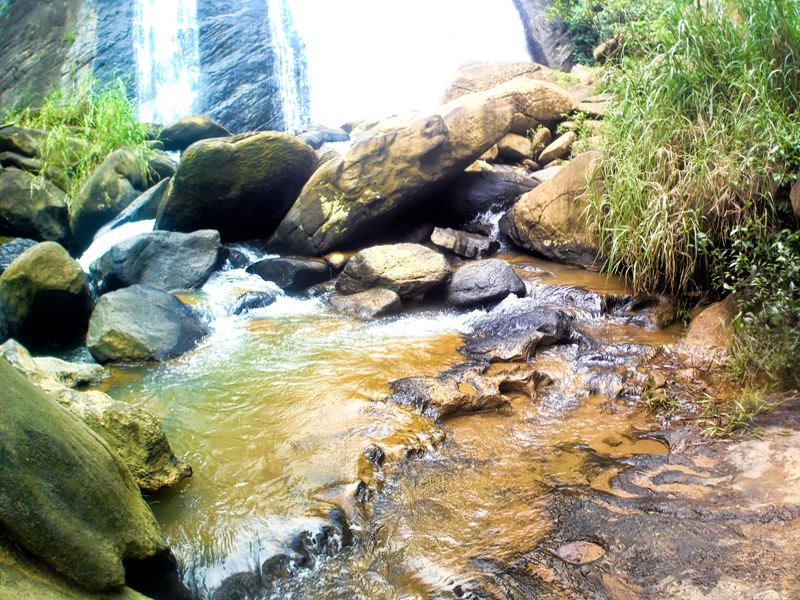 foto-apresenta-grande-cachoeira-com-diversas-pedras-para-ser-atravessadas-como-se-preparar-para-um-trekking-trilha-ou-hikings