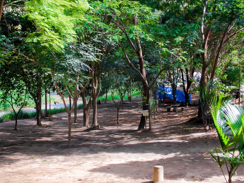 foto-mostra-área-de-camping-em-frente-ao-rio-da-propriedade