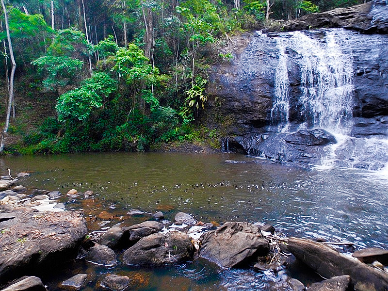 foto-apresenta-grande-cachoeira-e-diversas-pedras-para-serem-atravessadas-como-se-preparar-para-um-trekking-trilha-ou-hikings