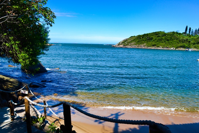 foto-apresenta-a-entrada-de-acesso-a-praia-do-bananal-que-apresenta-um-lindo-mar-azul-de-aguas-calmas-roteiro-de-fim-de-semana-em-vila-velha-es