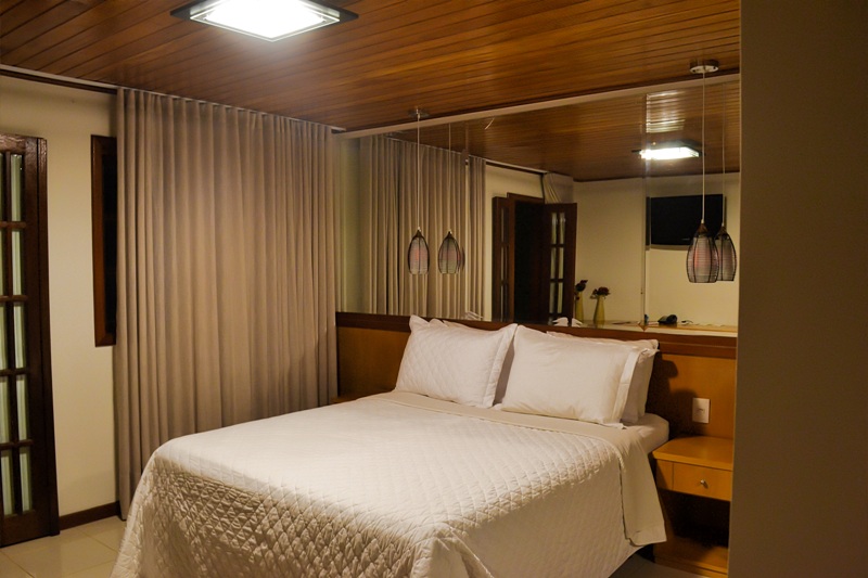 foto-mostra-cama-e-panorama-da-suite-luso-do-hotel-fazenda-china-parque