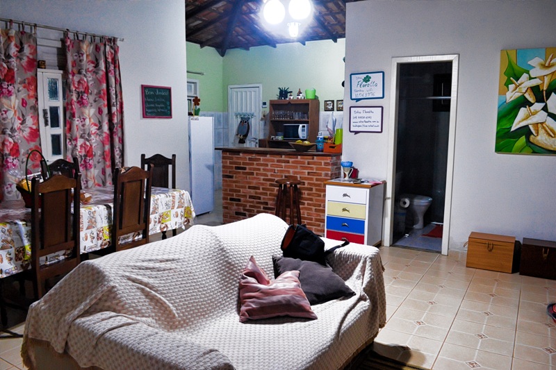 foto-mostra-interior-da-casa-mostrando-sala-e-cozinha