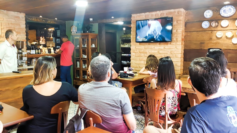 pessoas-sentadas-assistindo-apresentação-sobre-a-cantina-cantina-mattiello-em-santa-teresa-es