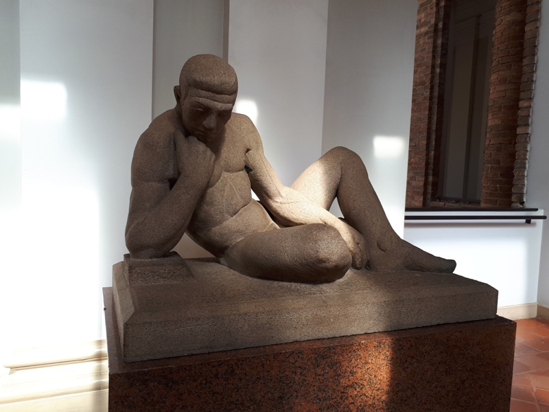 foto-mostra-escultura-em-granito-de-um-homem-deitado-pensativo-centro-de-são-paulo-e-seus-atrativos
