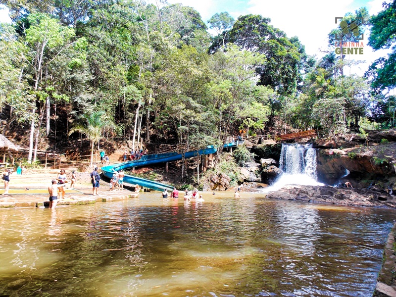 foto-apresenta-queda-de-água-piscina-natural-e-toboagua-05-pousadas-para-você-conhecer-e-aproveitar-a-temporada-de-inverno